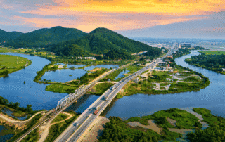 Một góc Sông Lam thơ mộng chảy qua dự án Sun Group Vinh, mang đến bầu không khí trong lành, cảnh quan thiên nhiên trù phú cùng phong thủy hanh thông, kiến tạo không gian sống sinh thái đắt giá cho toàn bộ cư dân.